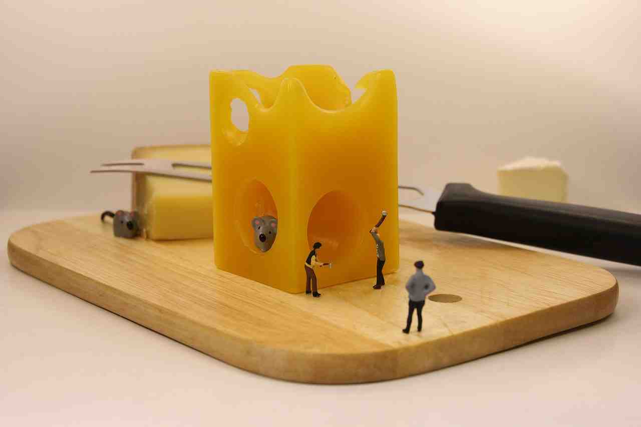 figurines, piège à souris, fromage